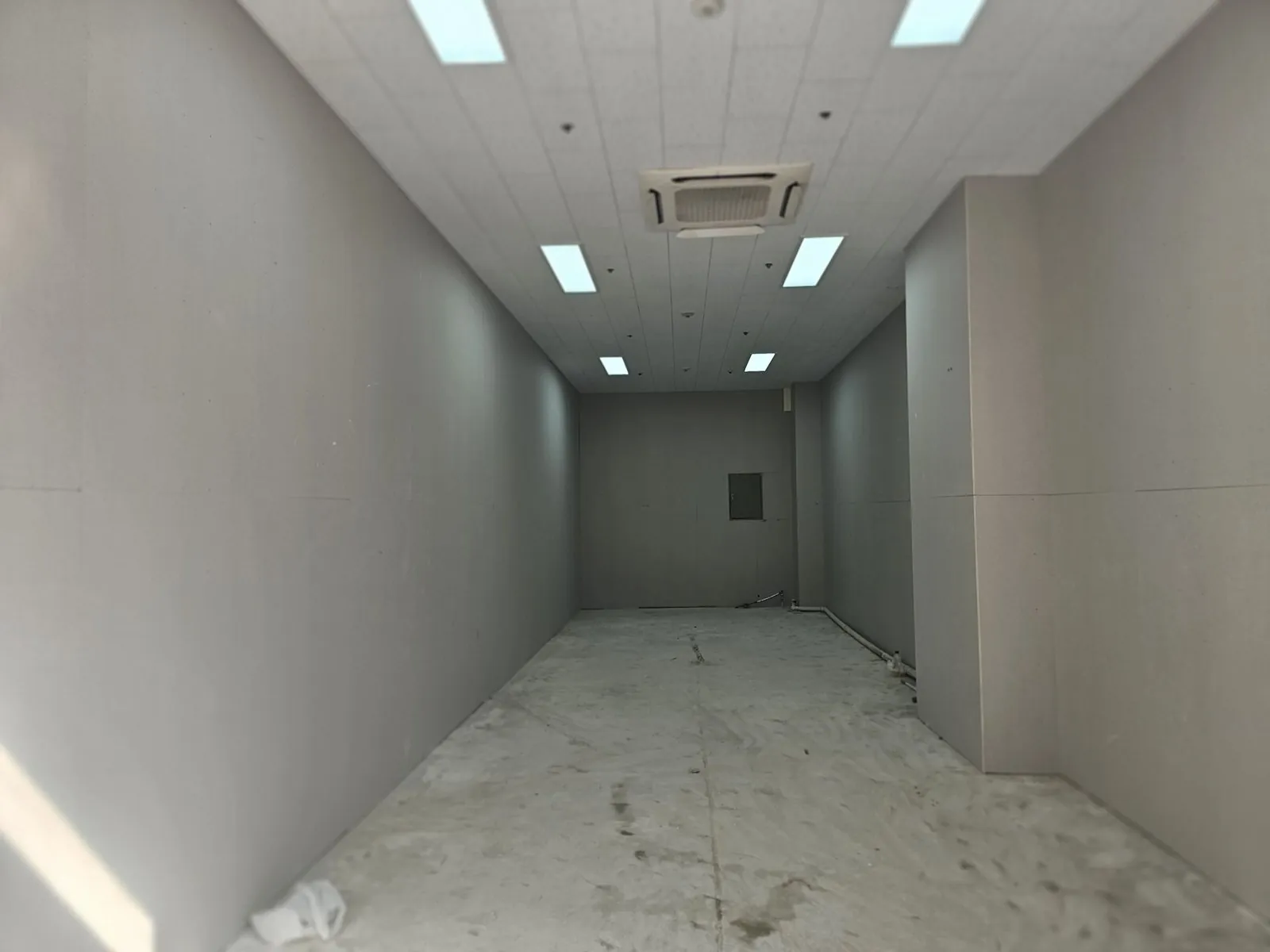 벽체 보드만 남고 바닥이 드러난 빈 실내