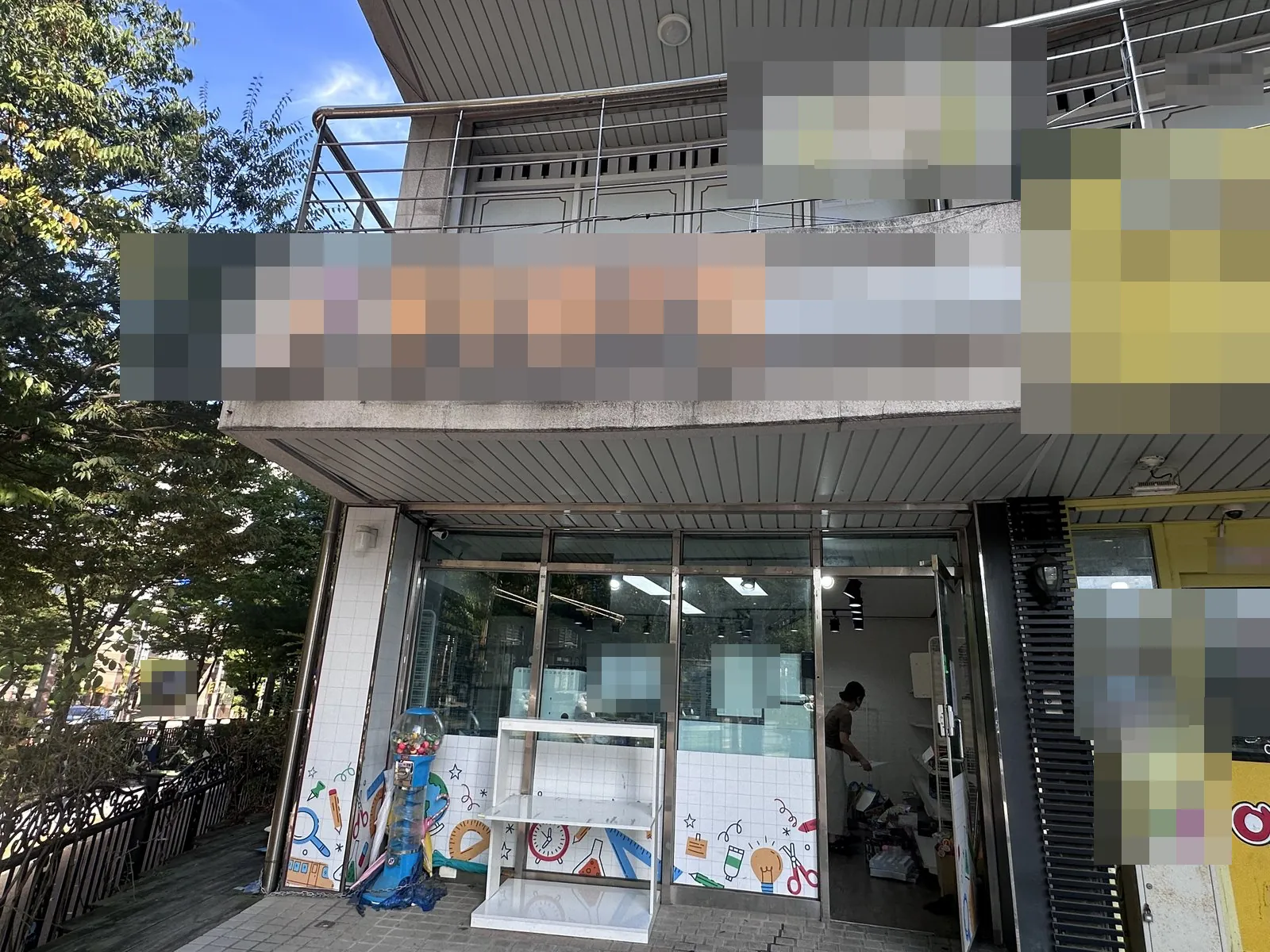 철거 전 매장 출입구 전면 유리 안에 진열대와 집기가 남아 있다.