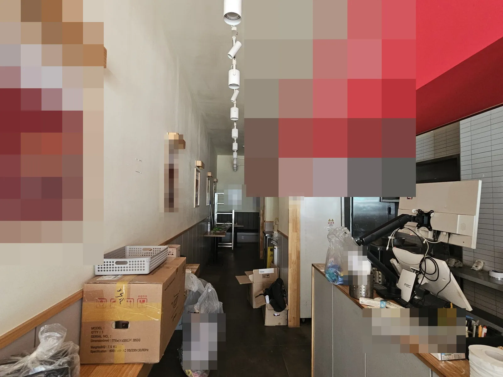 매장 홀과 카운터에 집기와 상자가 남아 있는 철거 전 모습