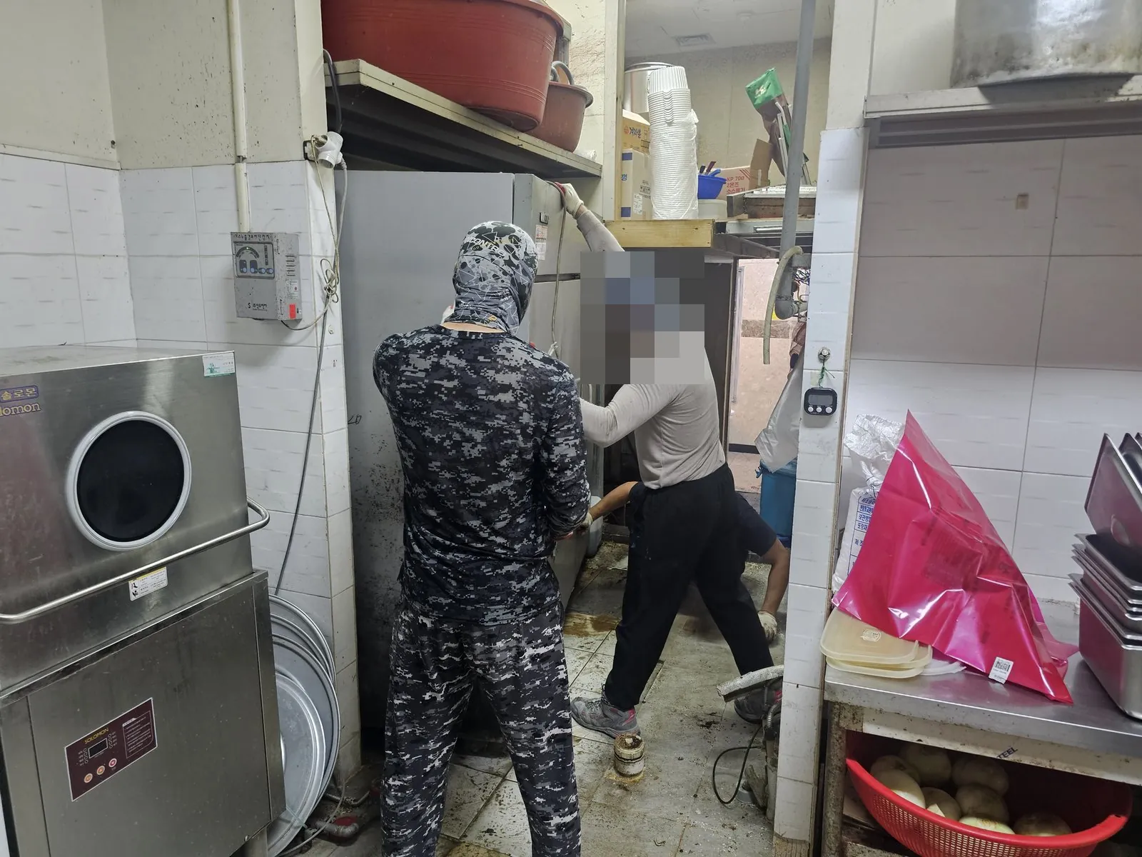 주방에서 철제 설비를 분리해 옮기는 작업