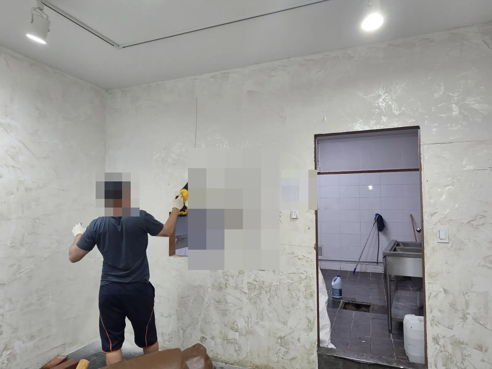 실내 벽체에 전동 절단 공구로 개구부를 내는 작업
