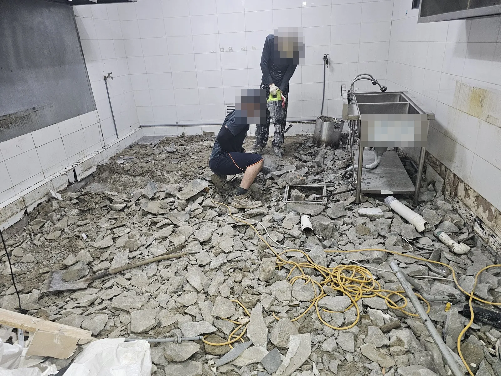 주방 타일 바닥을 깨고 콘크리트 파편이 가득 쌓인 현장