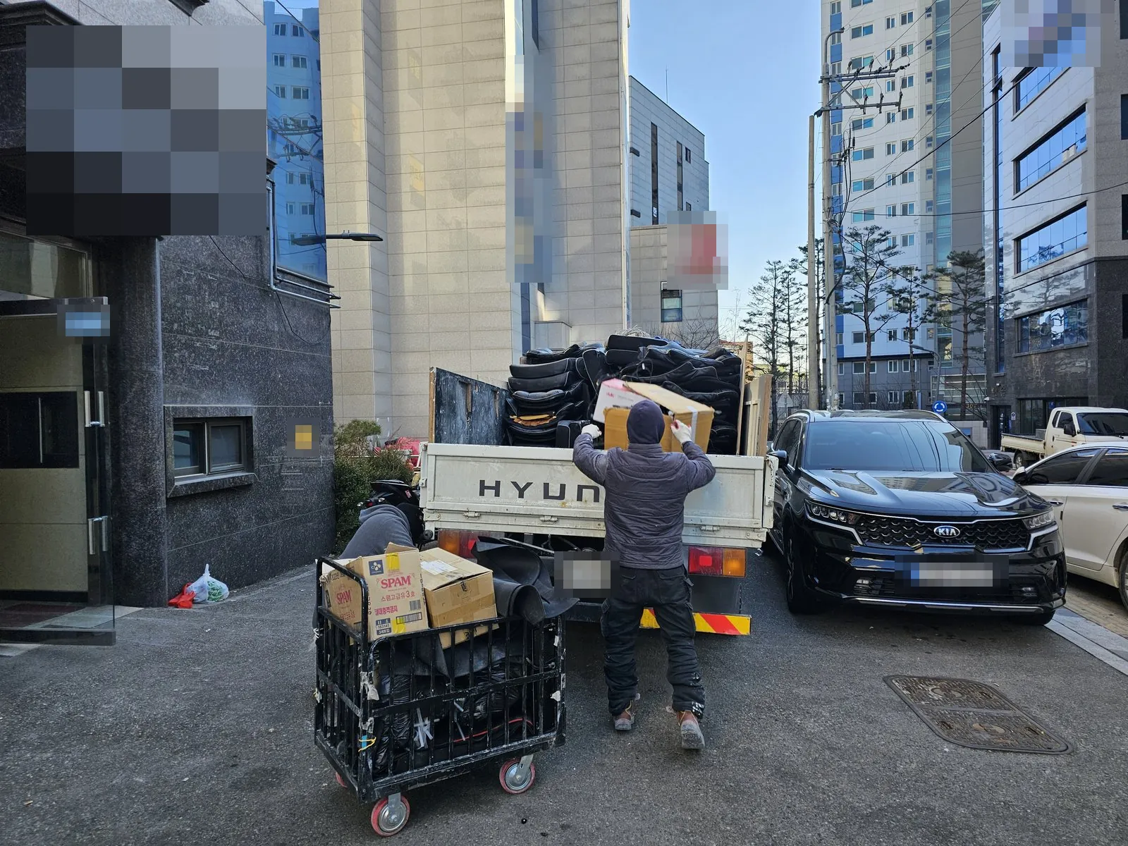 화물차에 철거한 의자를 싣고 대차에 잔재를 담아 반출 중
