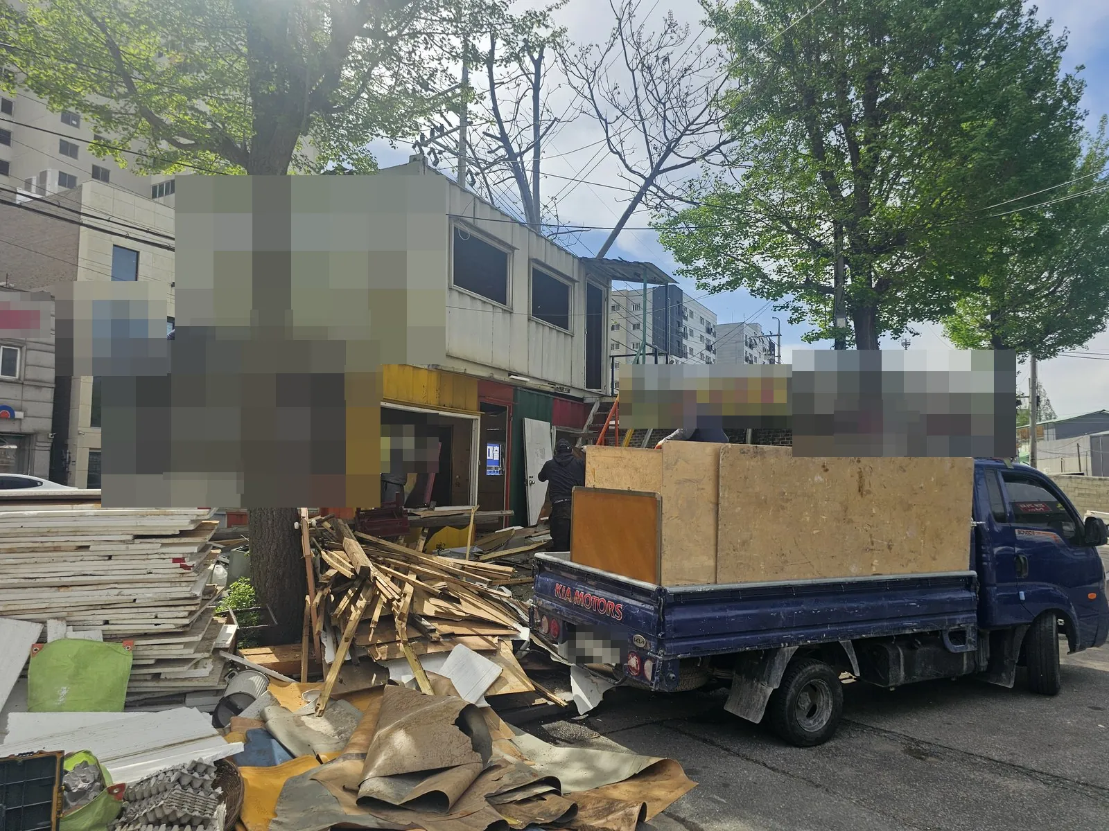철거한 목재와 마감재를 쌓아 화물차에 싣는 작업