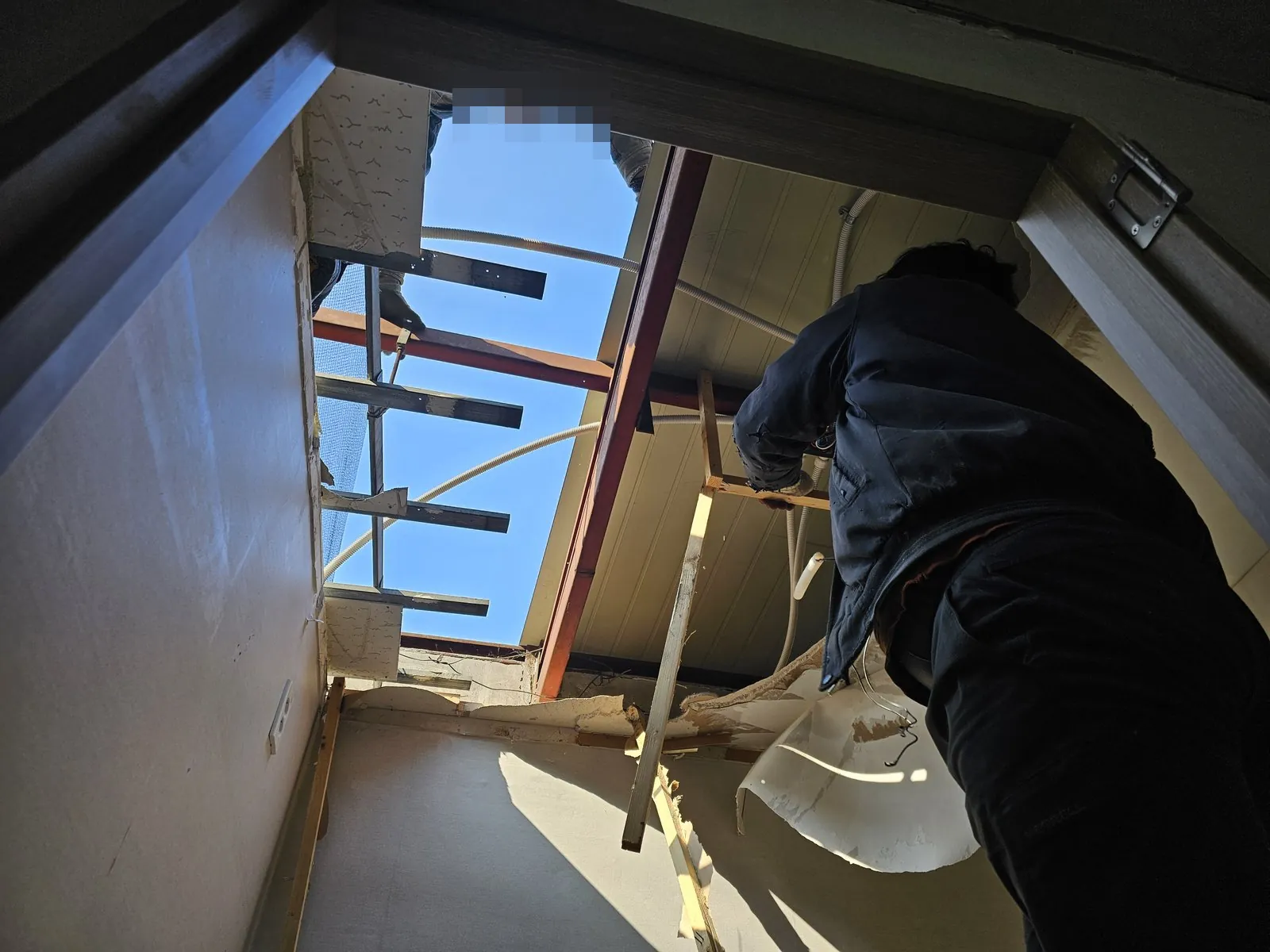 천장 마감을 뜯어 골조와 하늘이 드러난 해체 작업