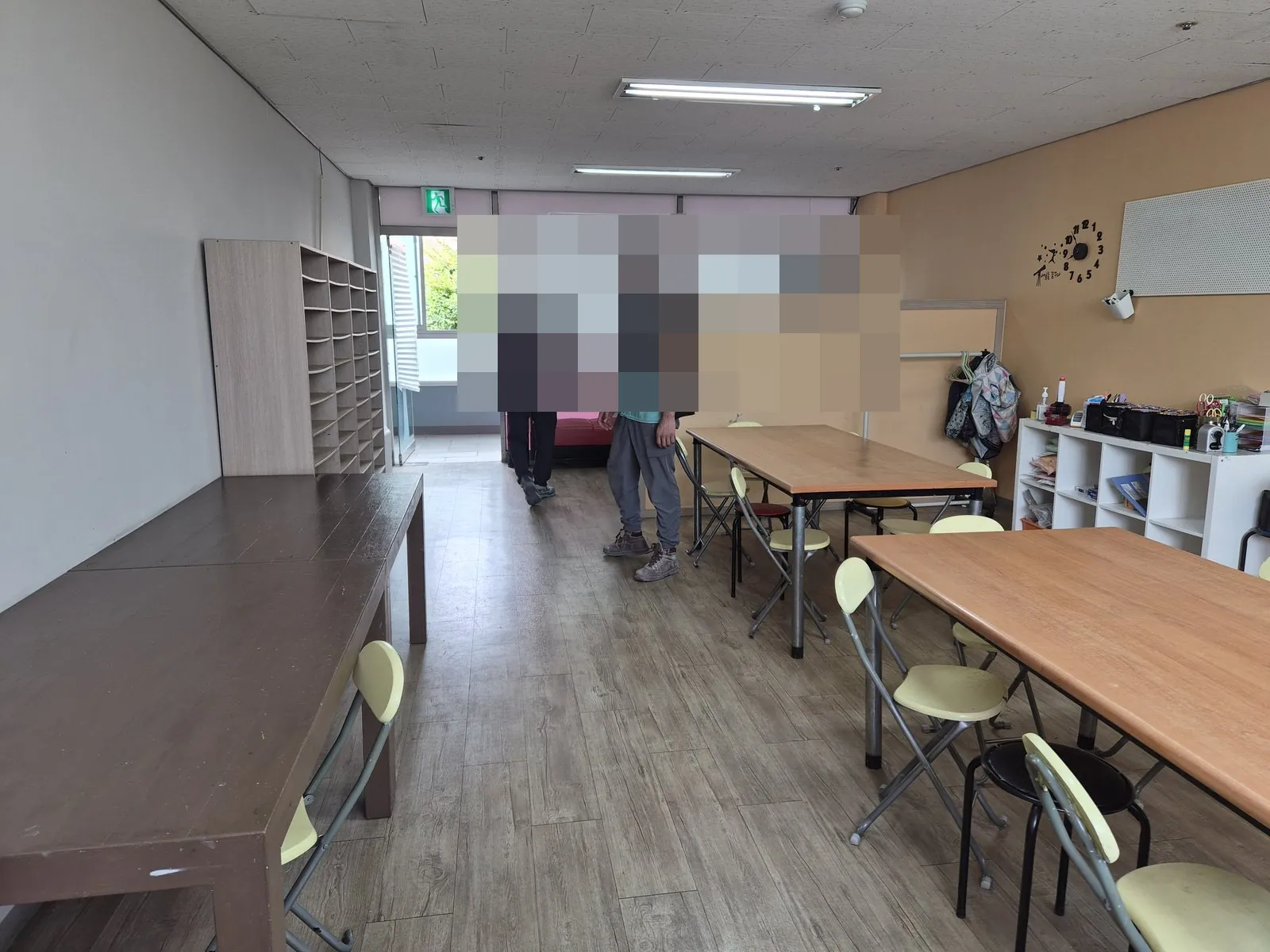 책상과 의자가 남은 교실 실내, 철거 전 상태