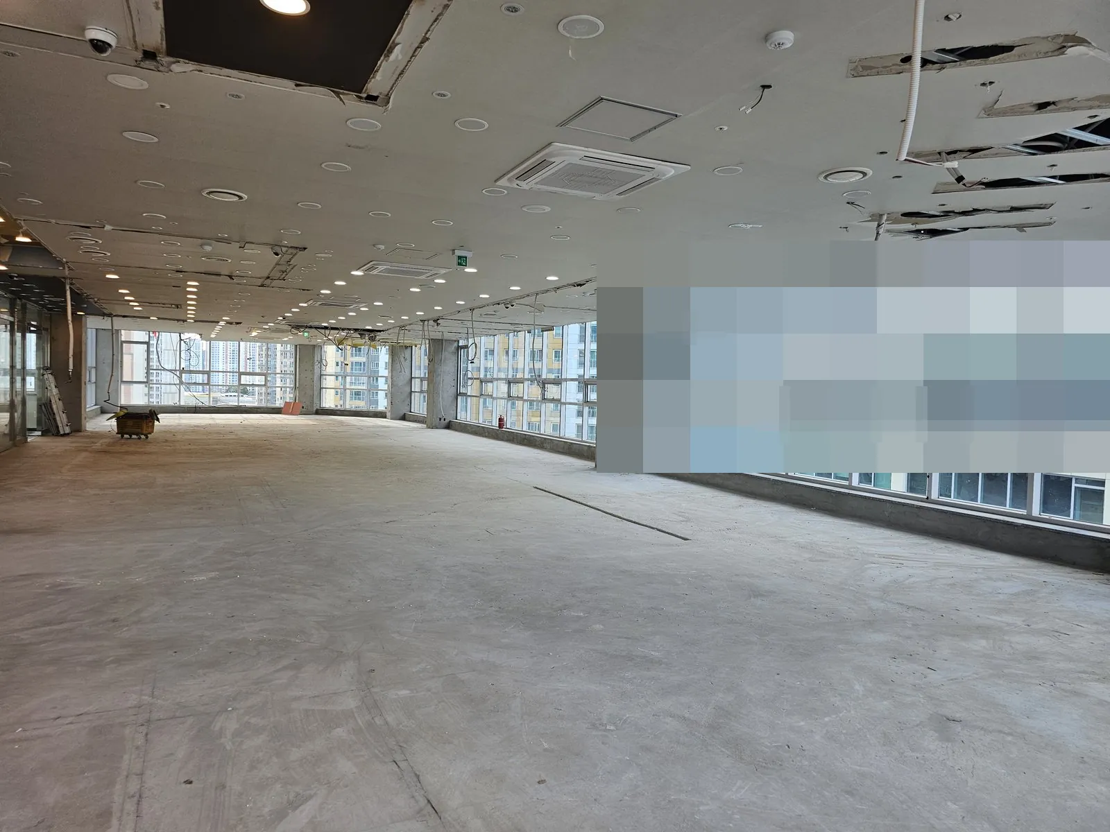 천장과 벽체가 해체되어 바닥 콘크리트가 드러난 빈 공간.
