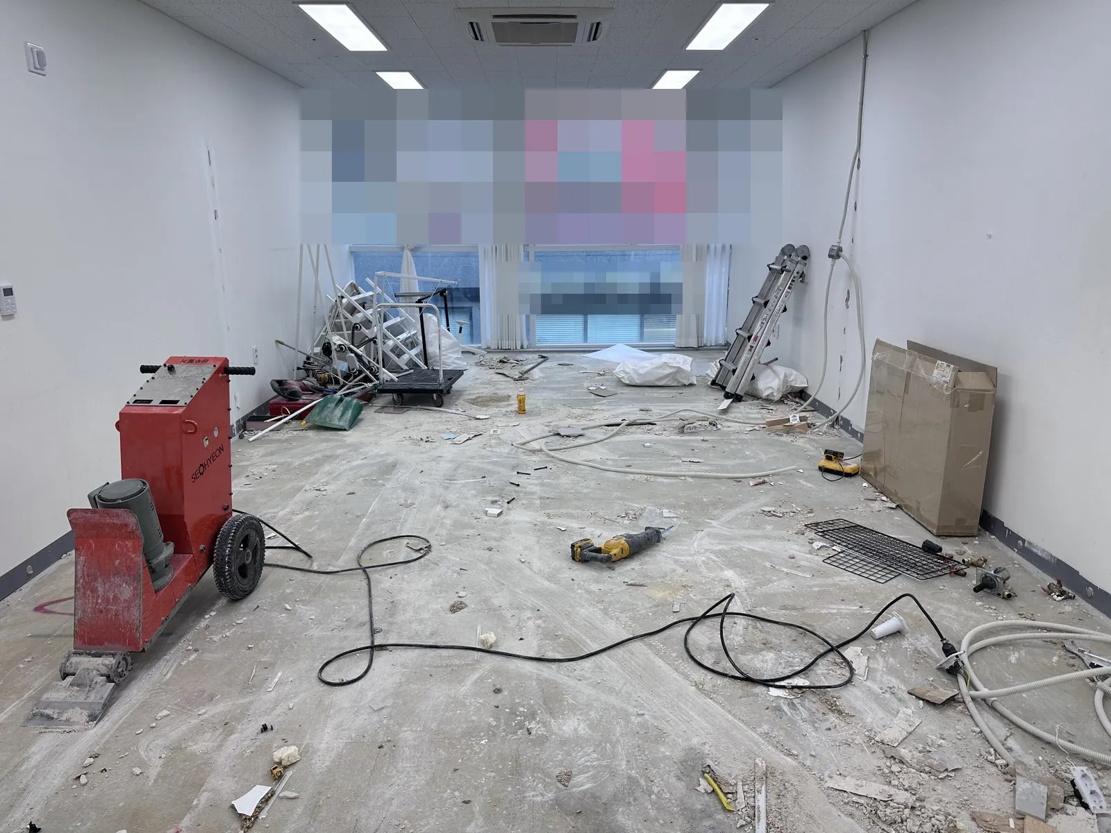바닥재를 걷어내 콘크리트가 드러난 넓은 실내