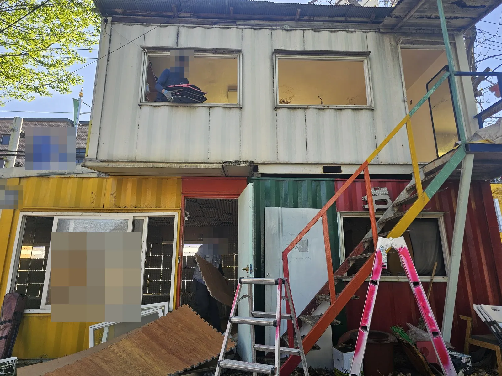 컨테이너 창호와 바닥 매트를 뜯어 반출하는 작업