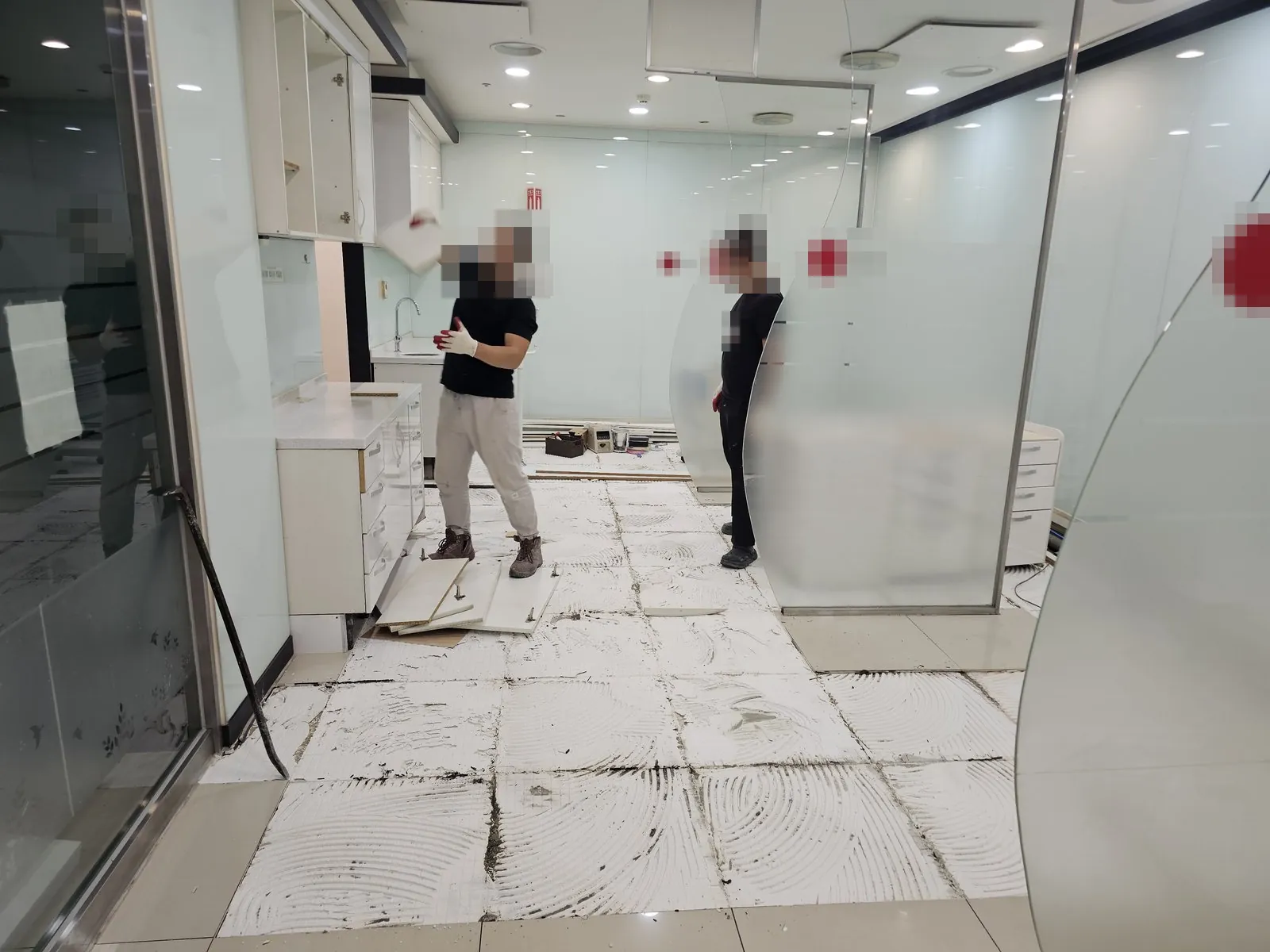 주방 수납장을 떼어내고 바닥 타일을 뜯어낸 작업