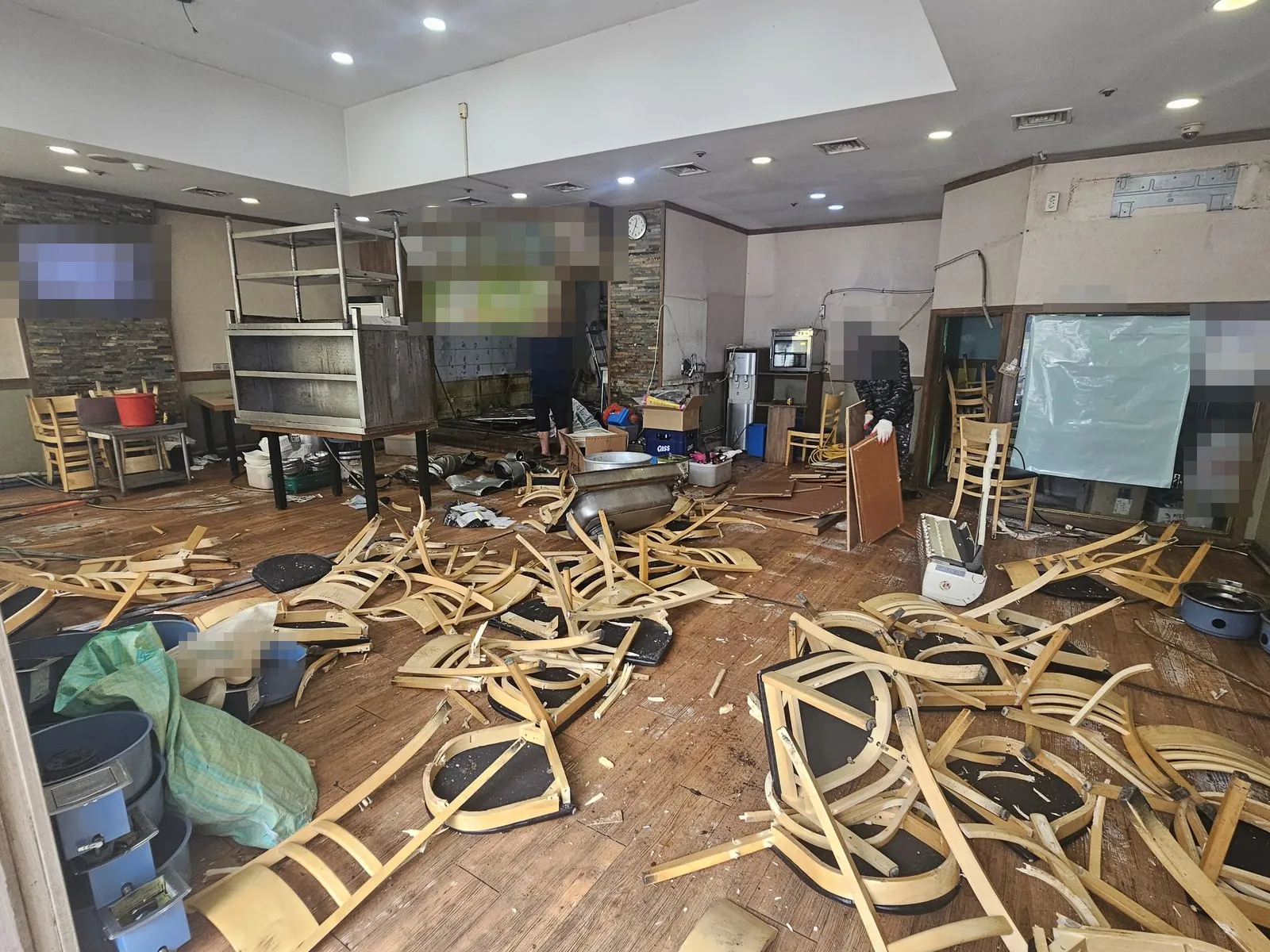 매장 홀 바닥에 부서진 의자와 집기가 쌓인 철거 중 모습