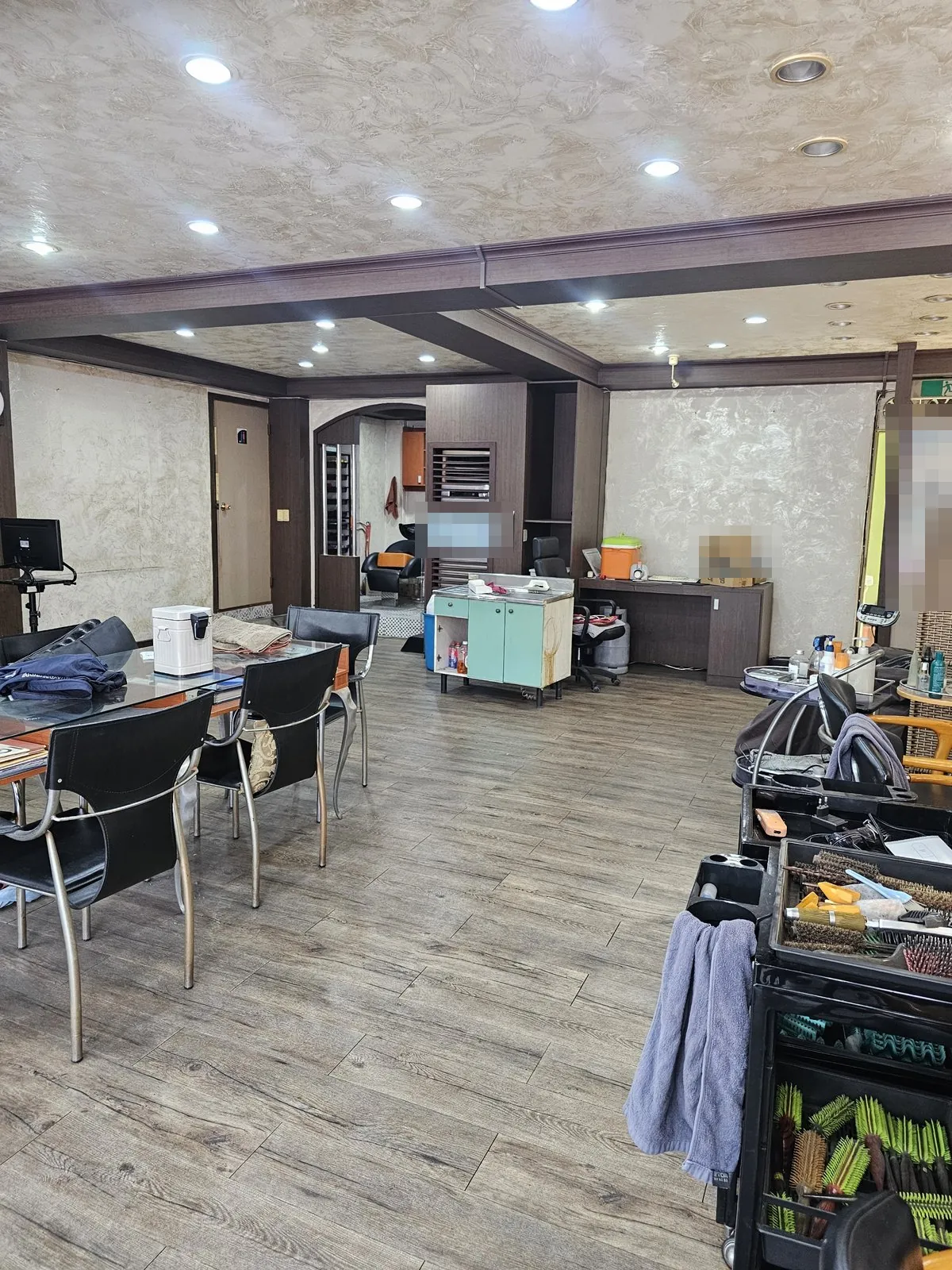 철거 전 매장 홀에 가구와 집기가 그대로 남아 있다.