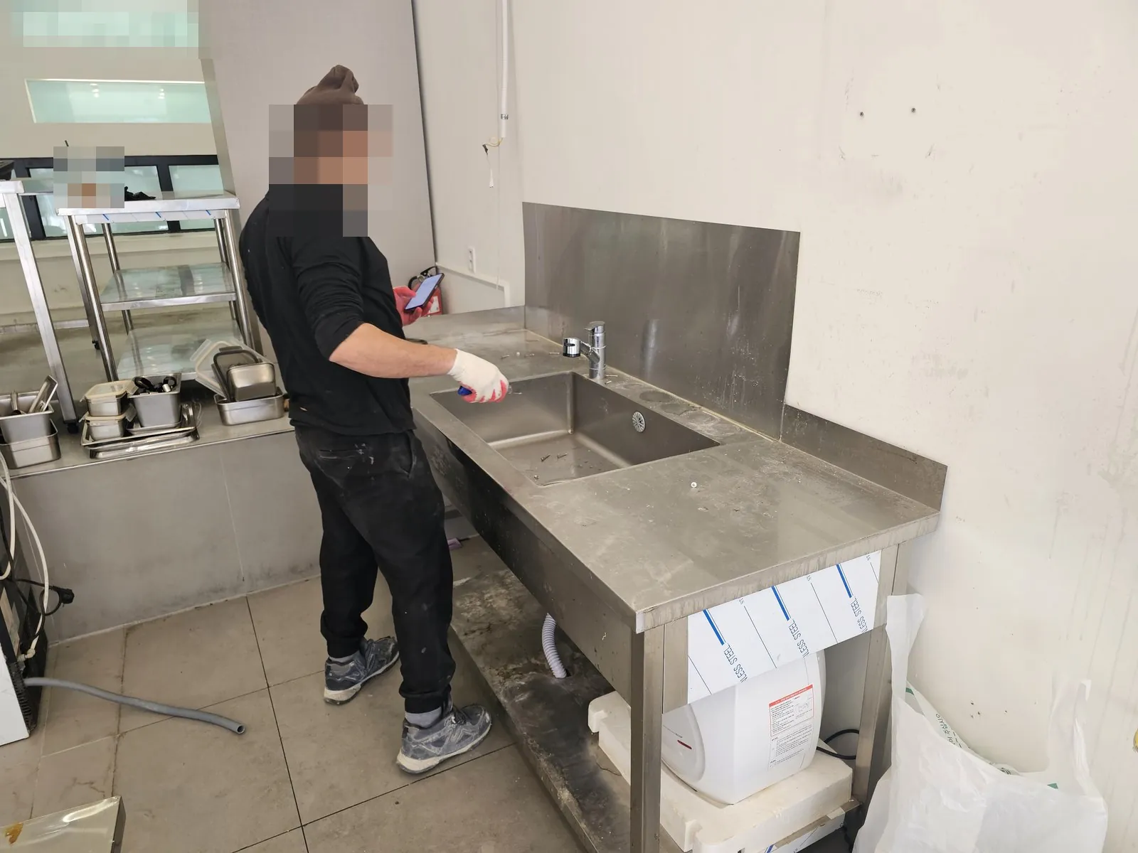 스테인리스 싱크대 작업대를 분리하는 주방 설비 철거