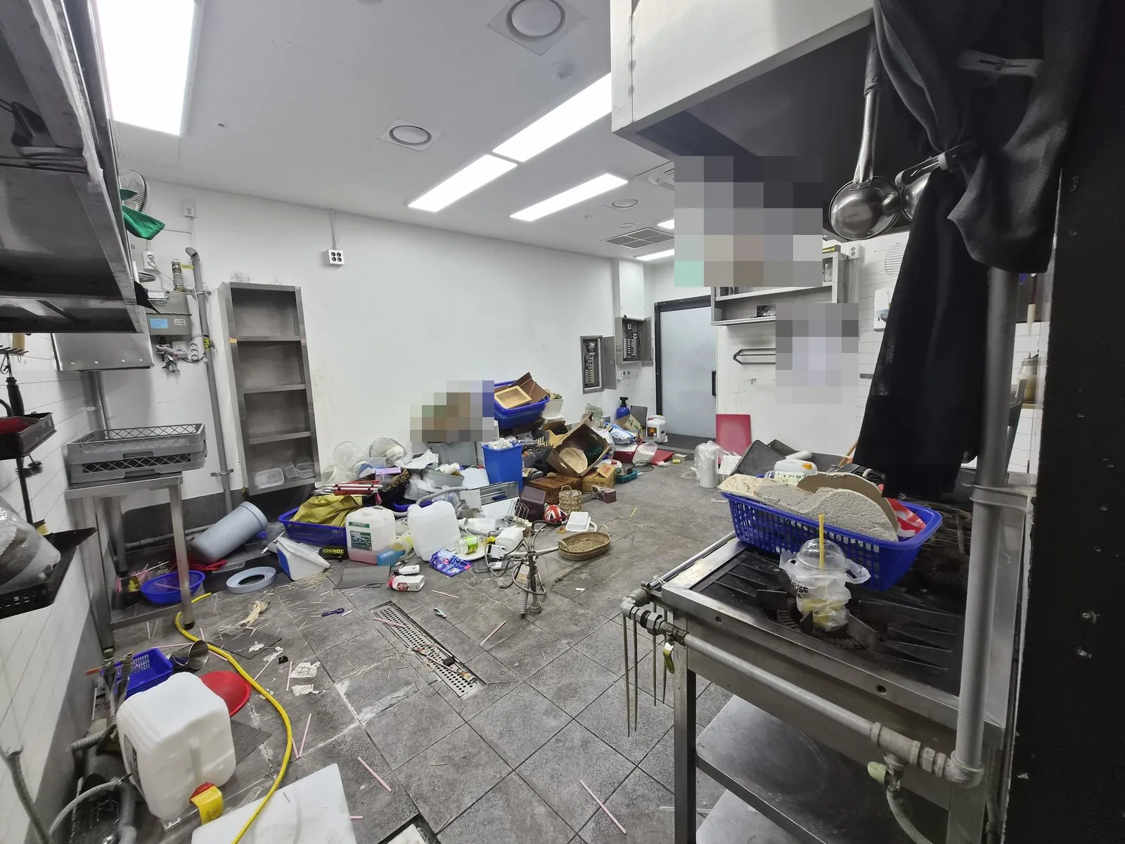 주방 바닥에 집기와 잔재가 흩어져 남아 있는 철거 전 모습