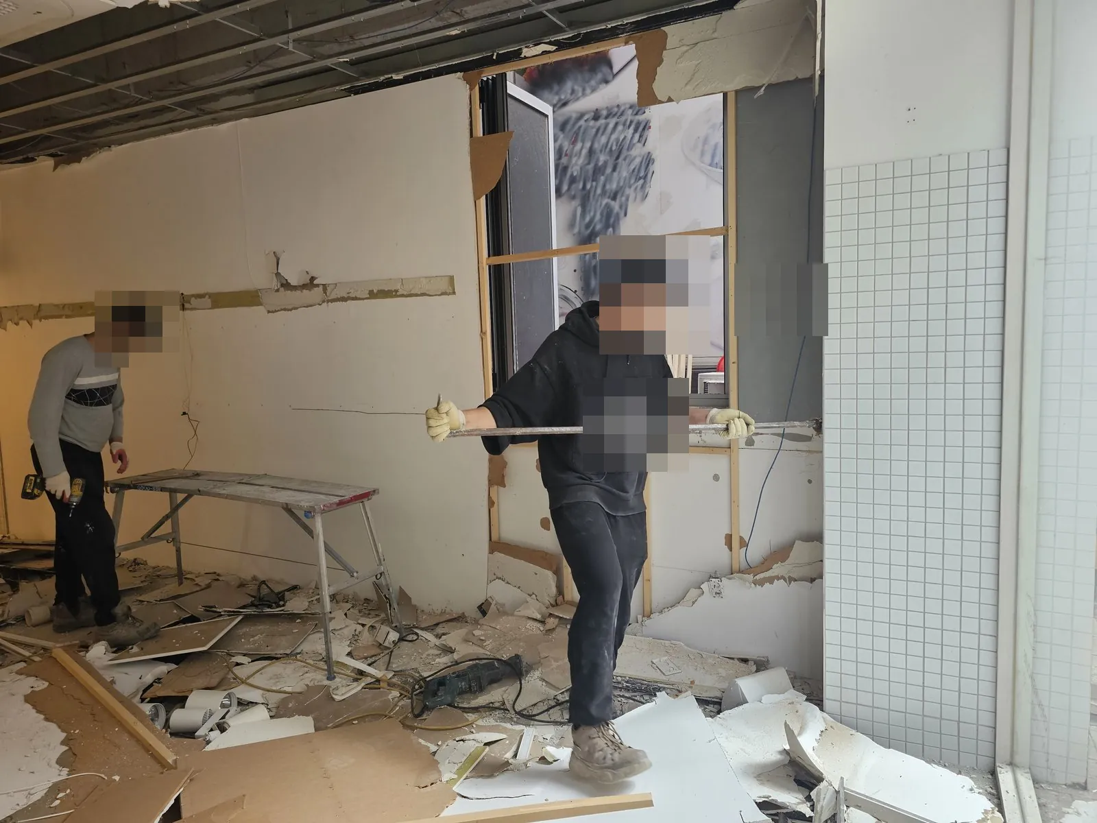 천장재와 벽체 석고보드를 뜯어내 골조가 드러나고 조각이 쌓여 있다