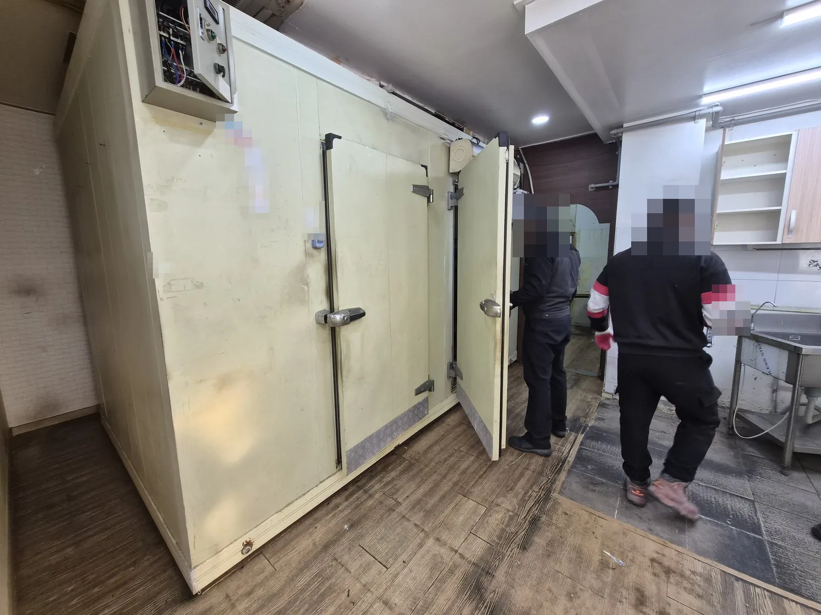 주방 안 대형 냉장·냉동 보관실이 철거 전 그대로 설치돼 있음
