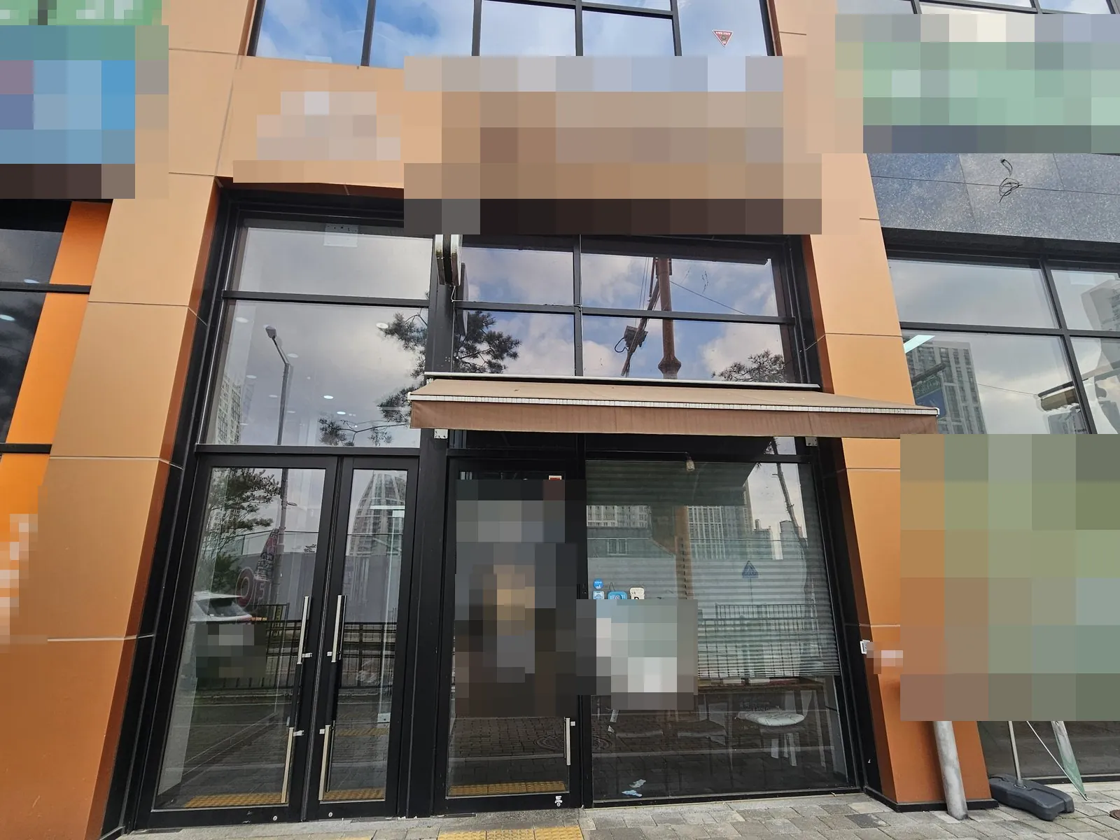 문 닫힌 상가 매장의 건물 외부 전면