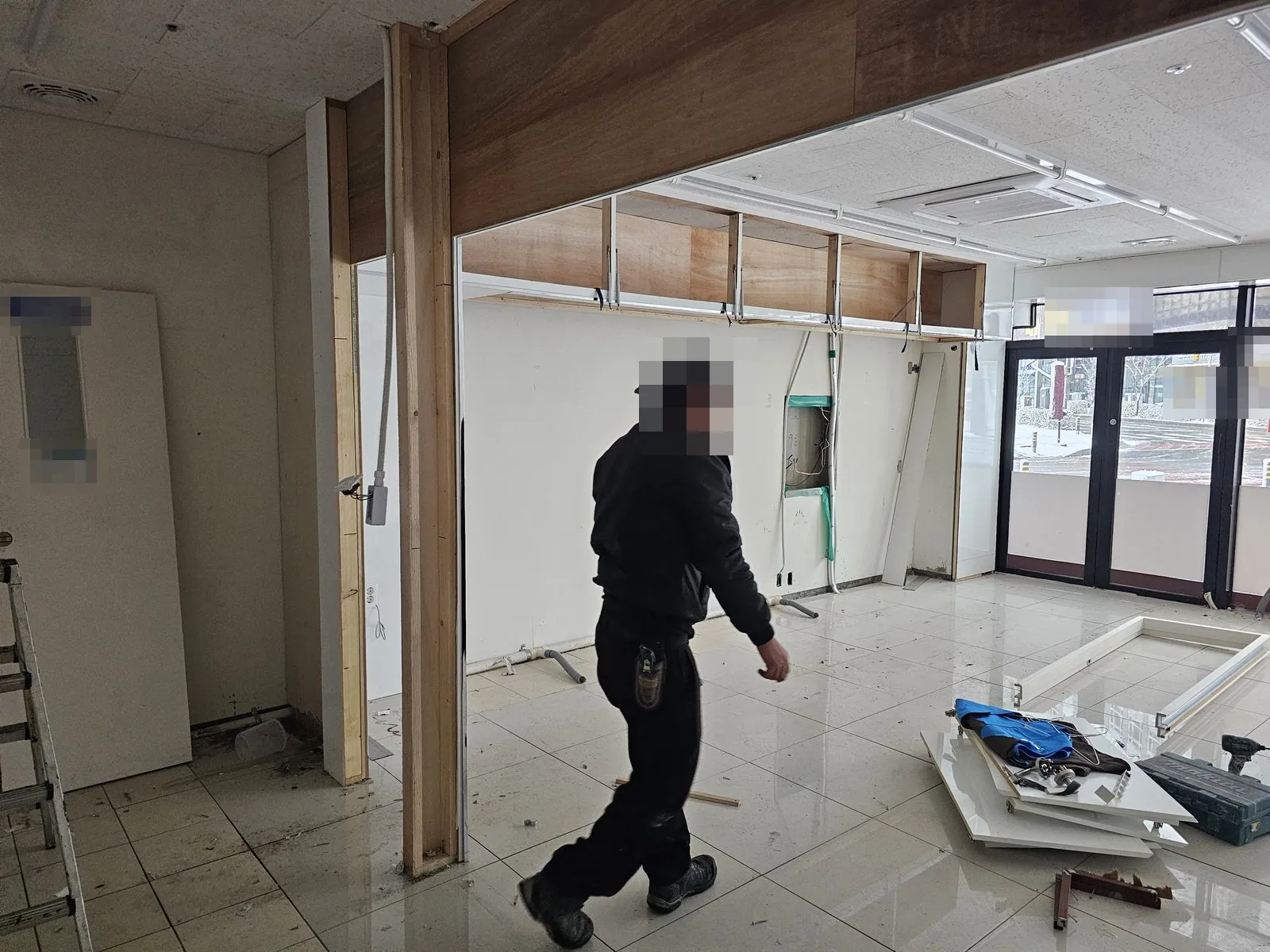 실내 가벽과 벽체 마감을 해체하고 철거 자재가 바닥에 쌓인 현장