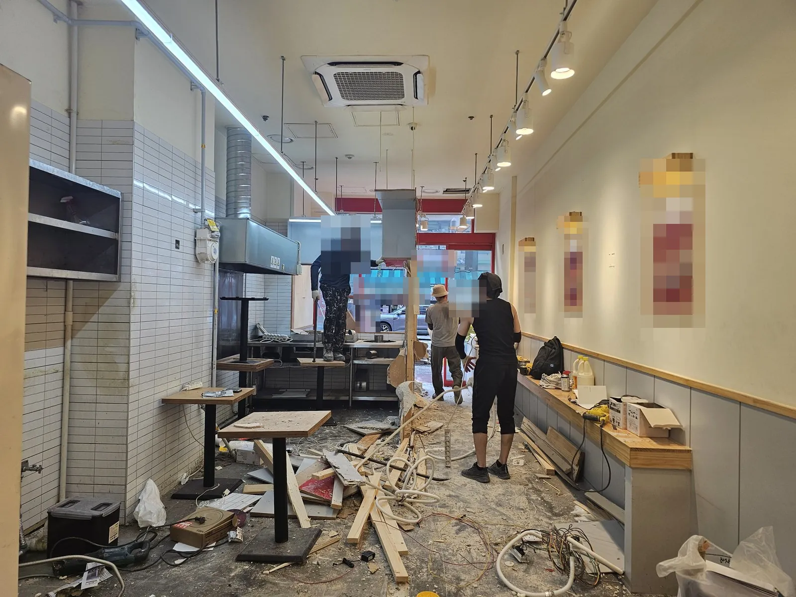 매장 홀에서 목재 틀을 해체해 잔재와 전선이 바닥에 널린 모습