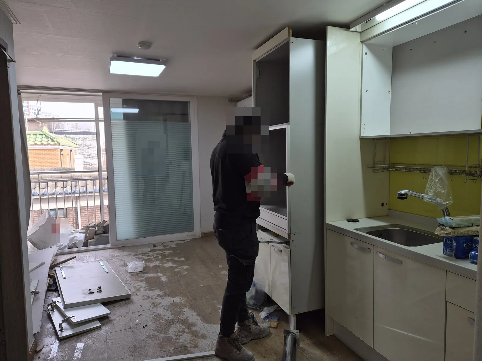 원룸 안에서 주방 수납장과 싱크대 상부장을 분리하는 작업