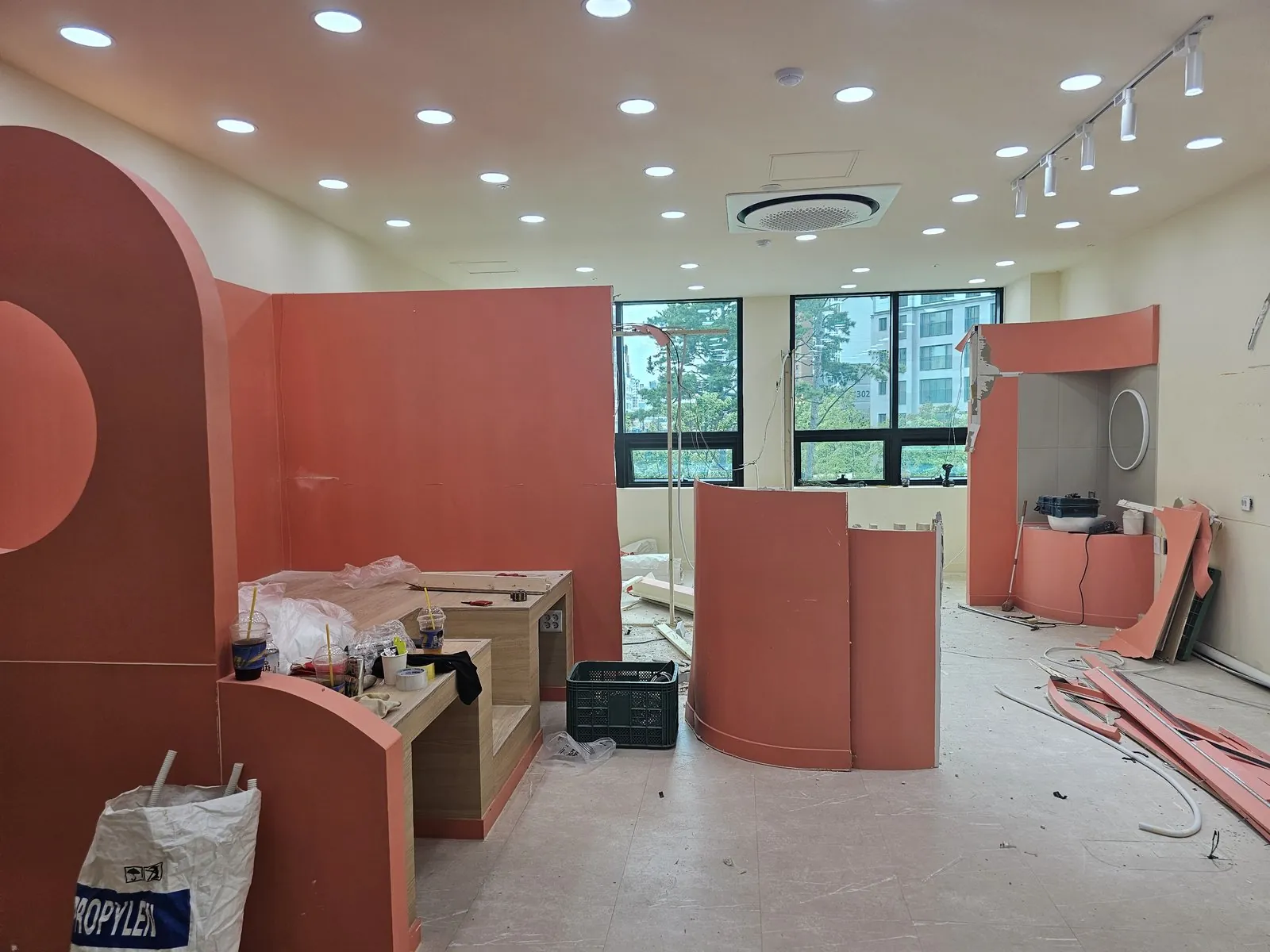가벽 일부가 해체되어 석고보드 조각과 자재가 바닥에 흩어짐