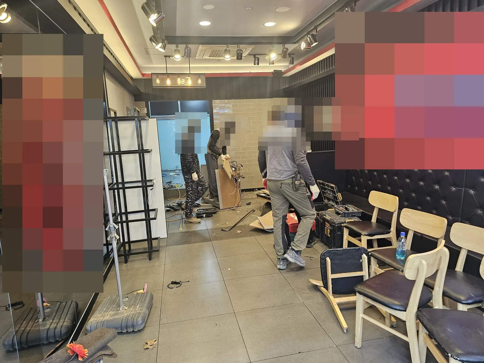 매장 홀에서 카운터를 해체하고 집기를 정리하는 작업
