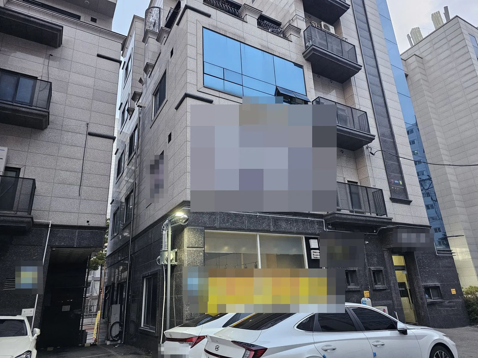 철거 대상 건물 전면과 외벽 모습