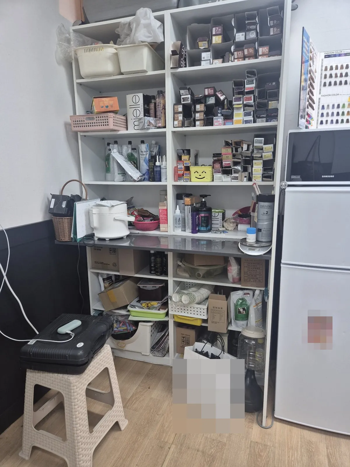 철거 전 선반과 냉장고, 소품이 그대로 남은 뒷공간.