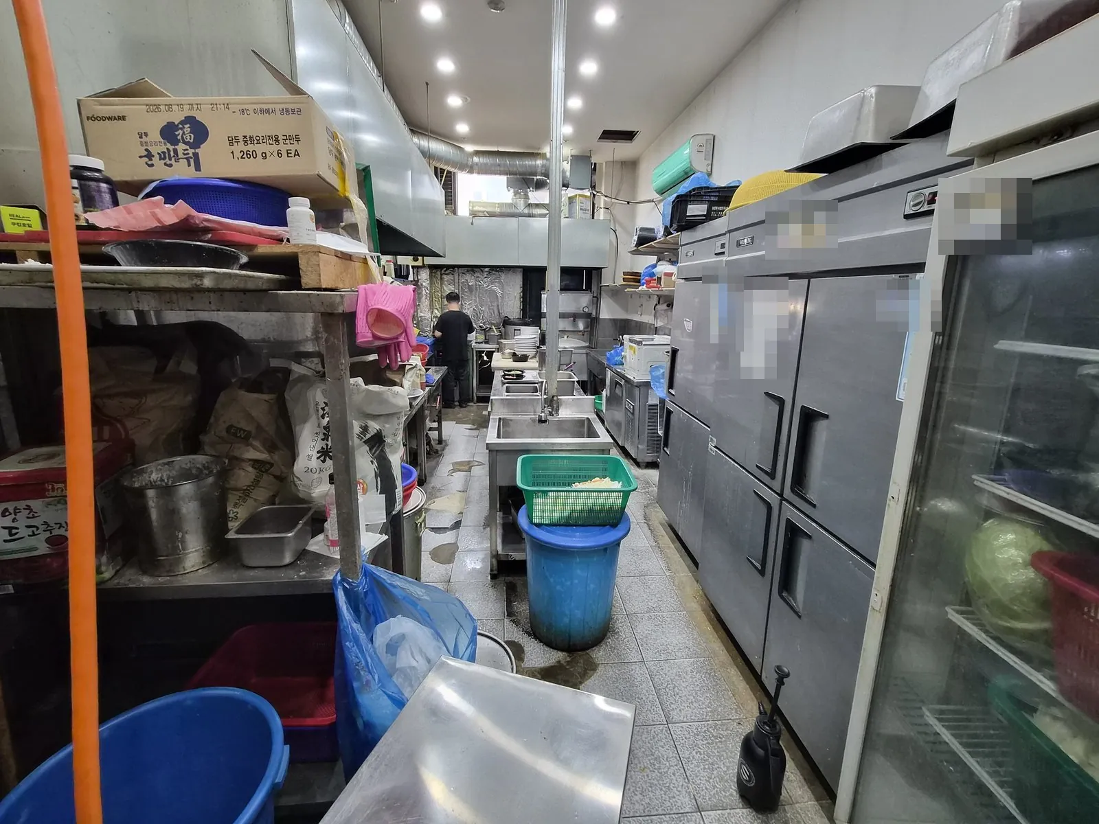 철거 전 주방에 집기와 냉장 설비가 그대로 남아 있음