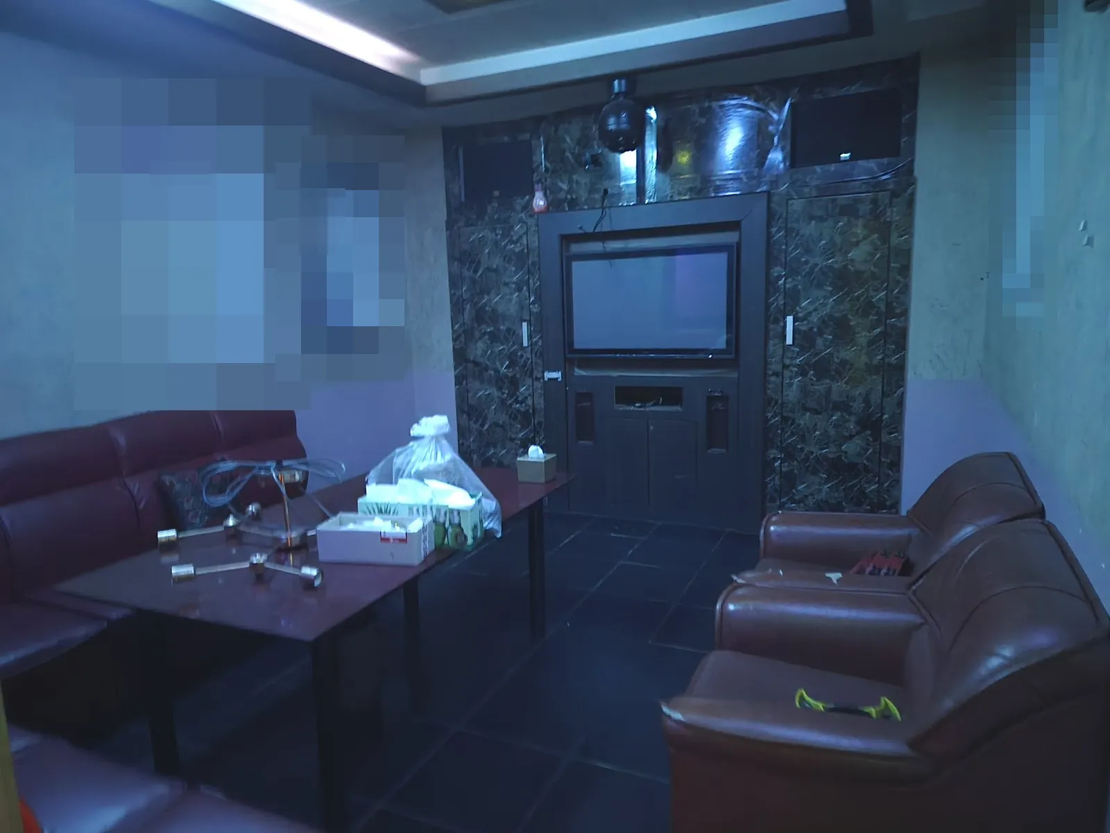 소파와 테이블, 집기가 그대로 남은 노래방 룸 내부