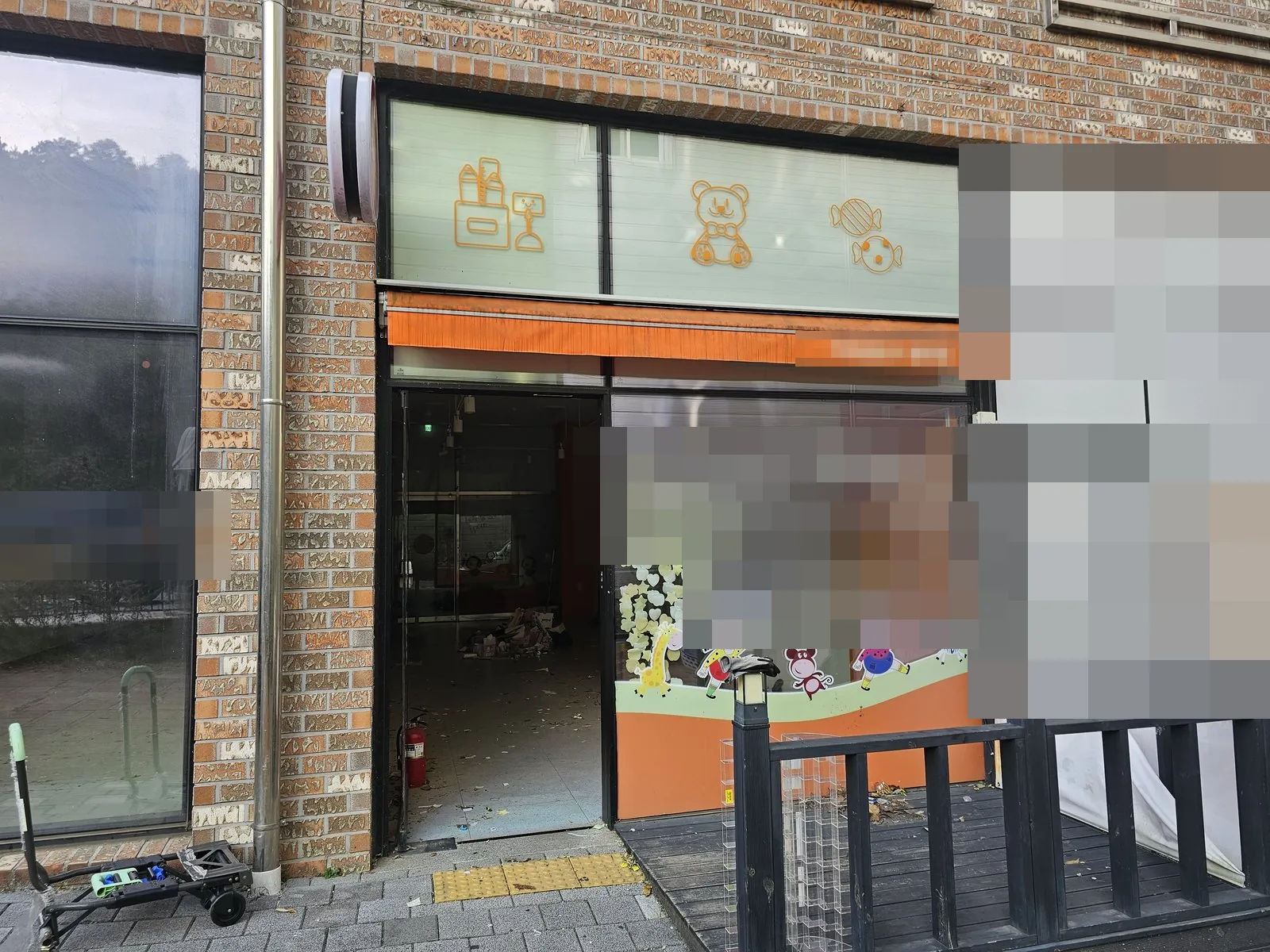 문 열린 매장 출입구와 바닥에 흩어진 잔재