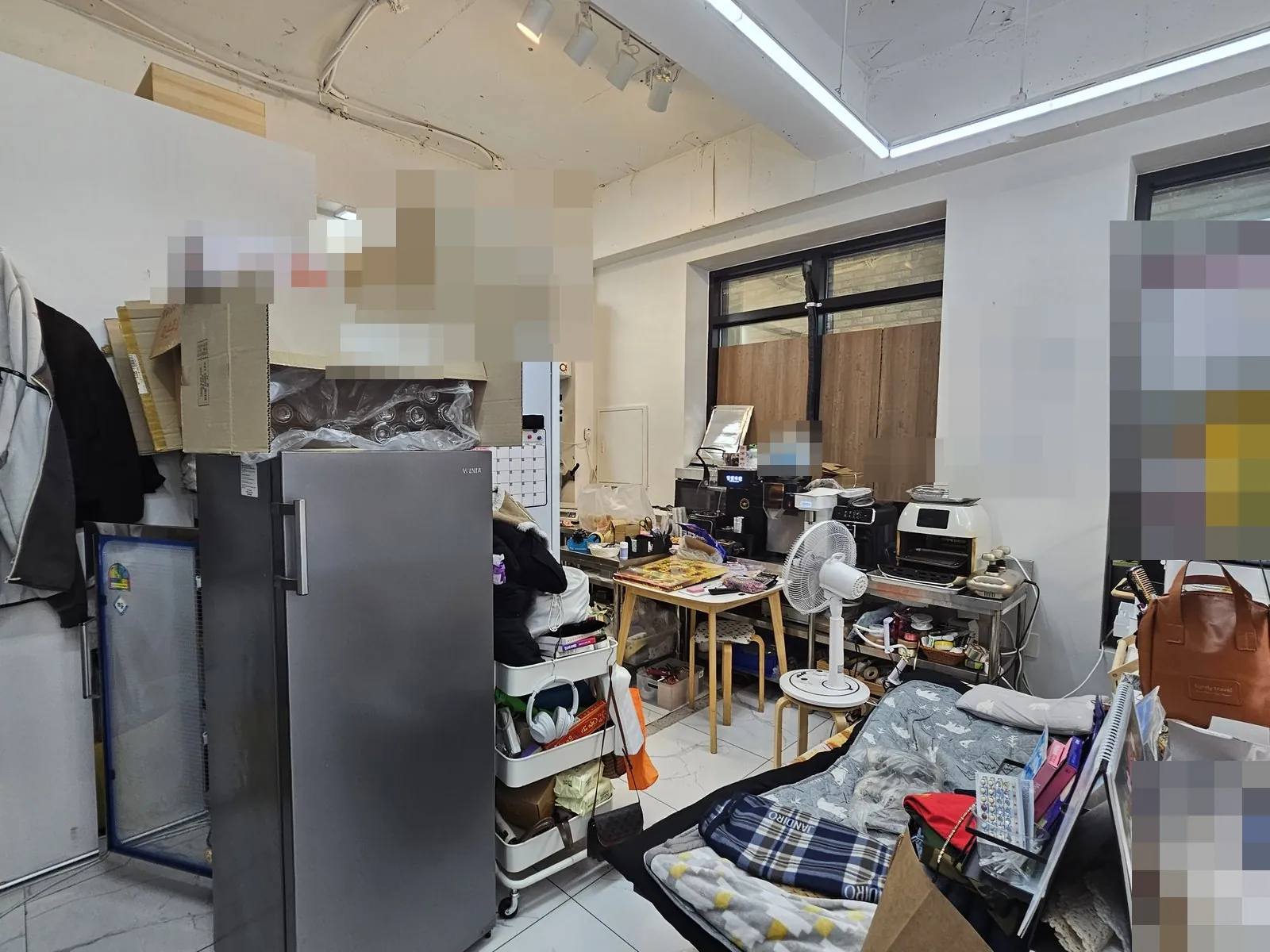 철거 전 매장 홀에 집기와 박스가 그대로 남아 있음