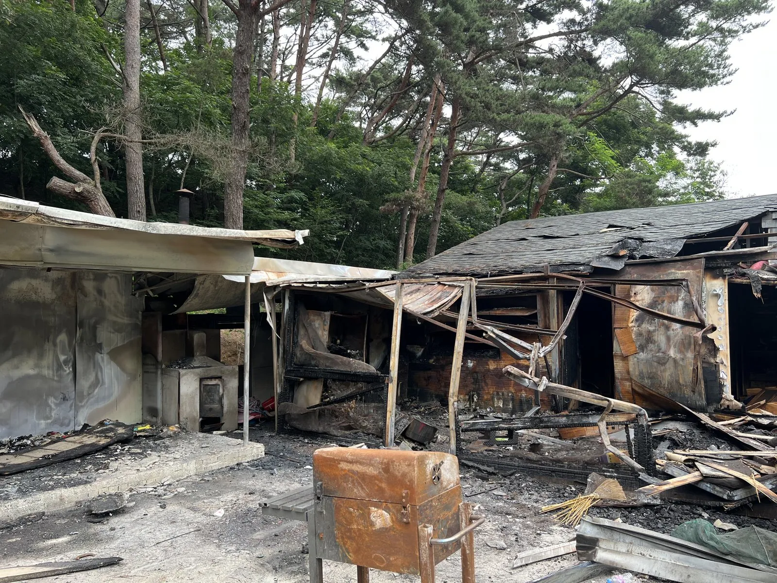 불에 탄 건물과 잔재가 철거 전 상태로 남아 있음