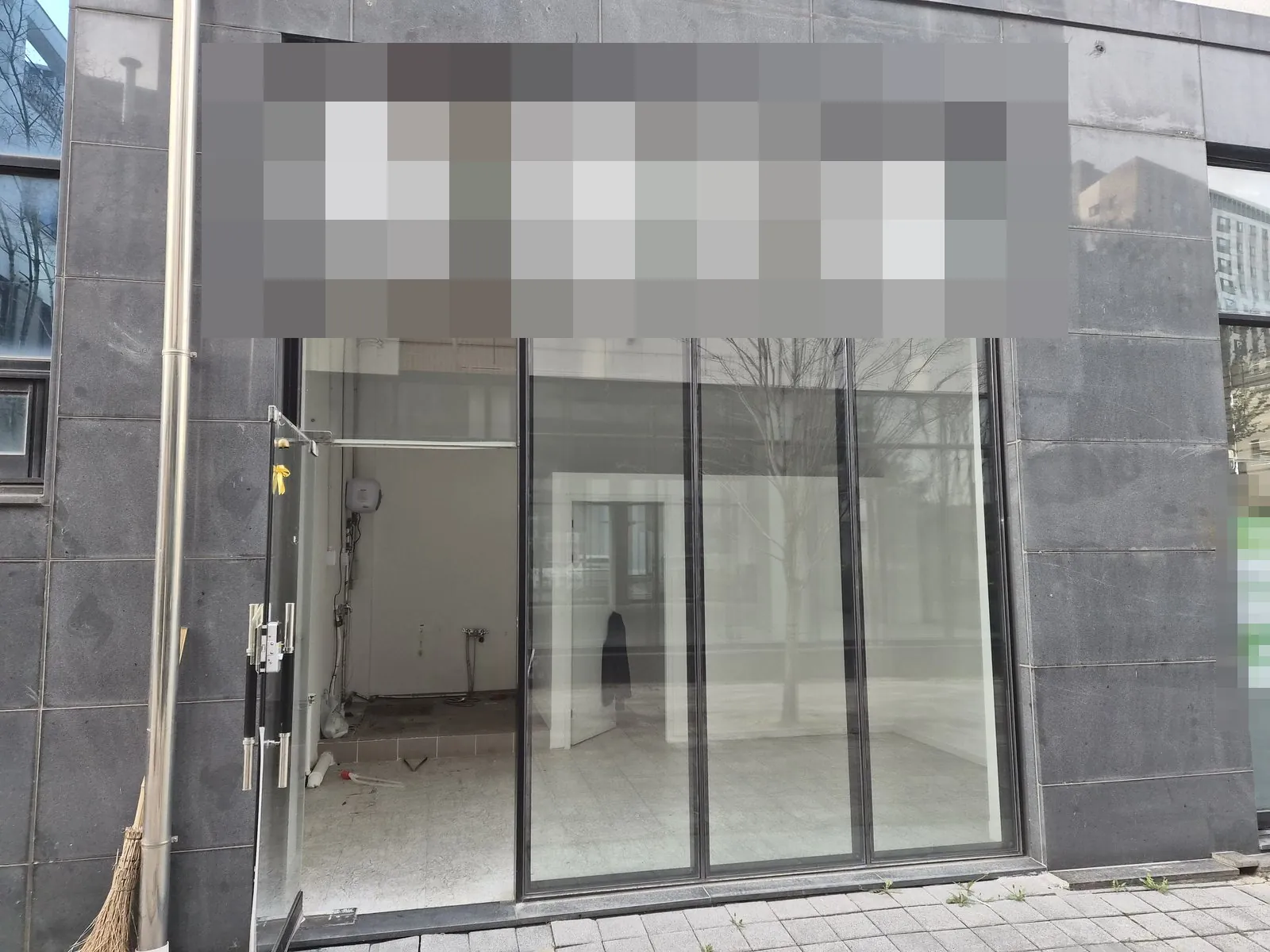 비워진 상가 전면 유리 안쪽 빈 공간과 바닥