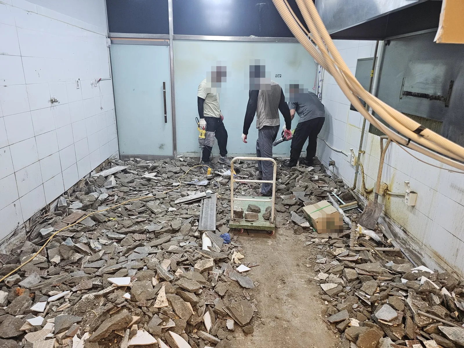 주방 바닥 타일과 몰탈을 깨서 걷어내고 잔재가 쌓인 작업
