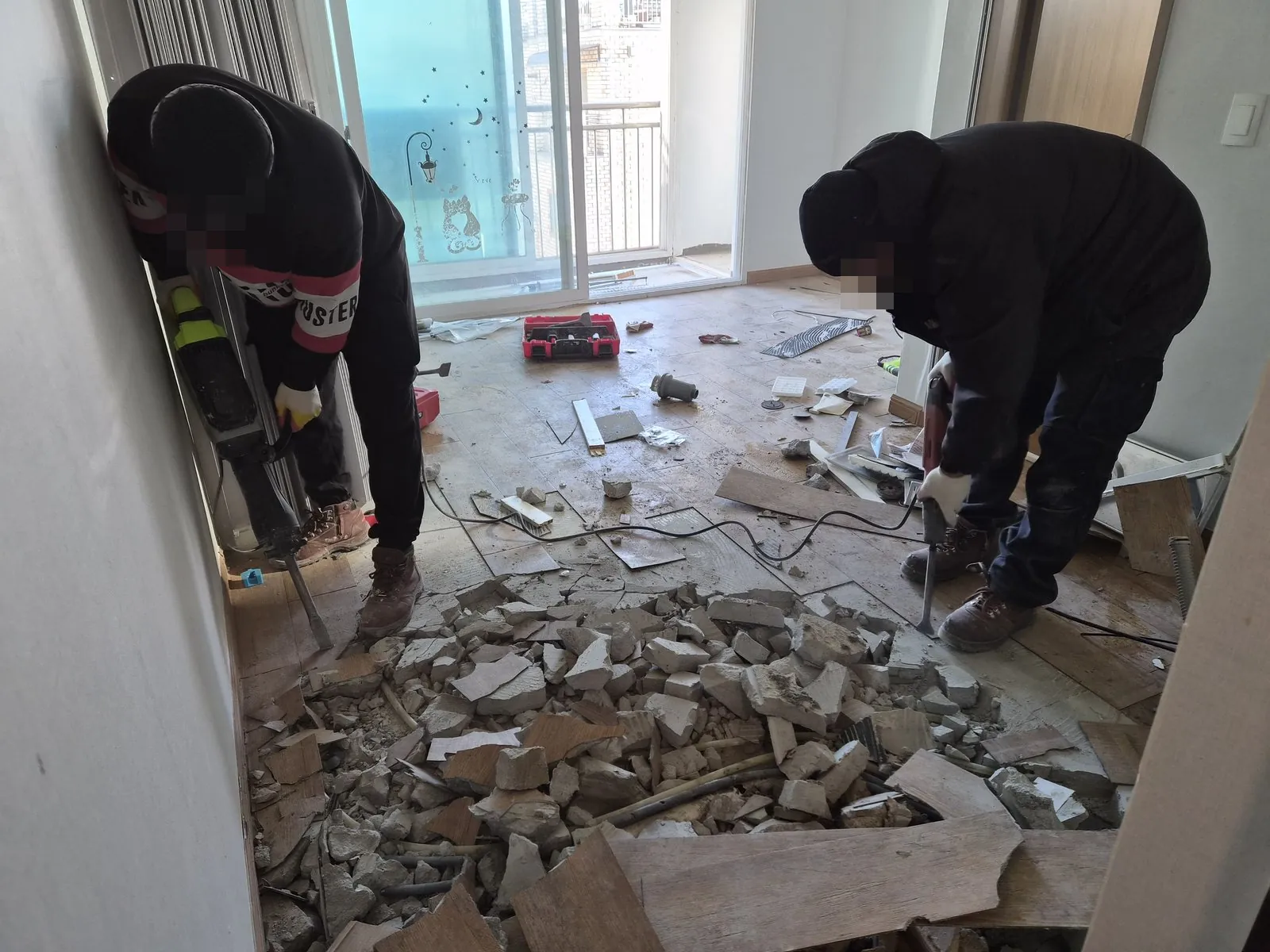 실내 바닥재와 바닥 모르타르를 브레이커로 깨고 잔재가 쌓임