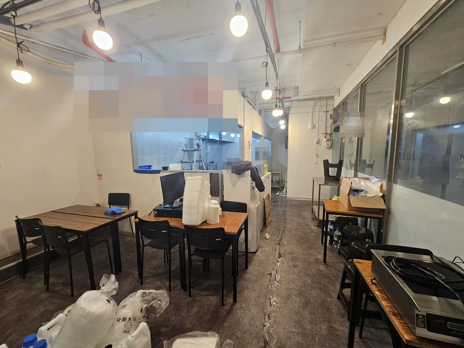 집기와 포장재가 남은 매장 홀과 주방 안 사다리