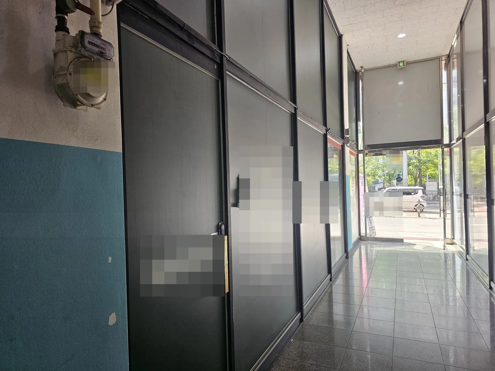 매장 입구 복도 벽체와 바닥이 철거 전 상태로 남아 있음