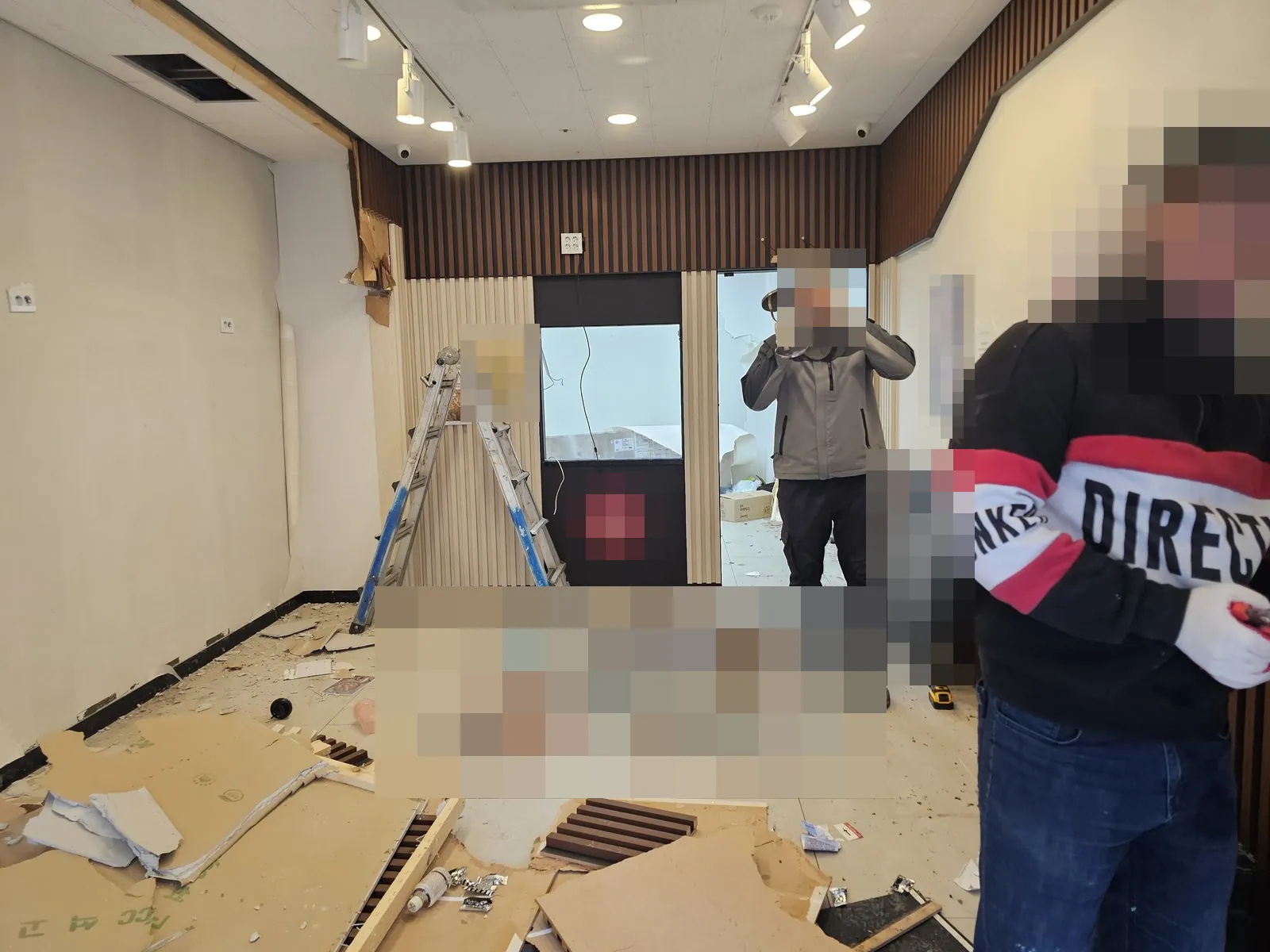 매장 홀 바닥에 석고보드와 목재 마감재 잔재가 쌓인 해체 작업